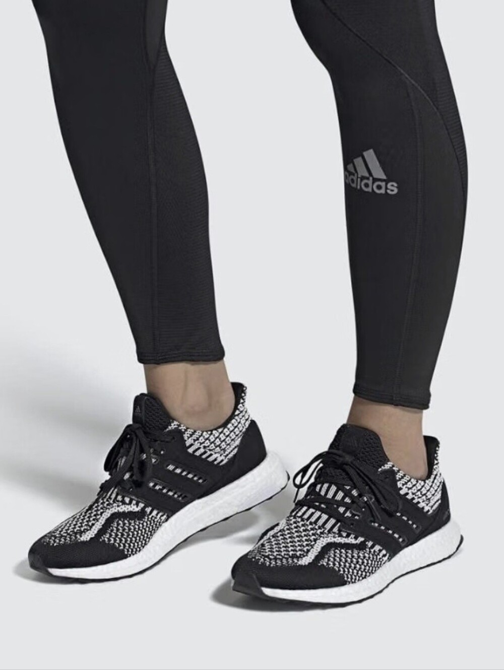 Adidas Ultraboost 5.0 DNA "Oreo" is a high-performance lifestyle runner Size 7.5
